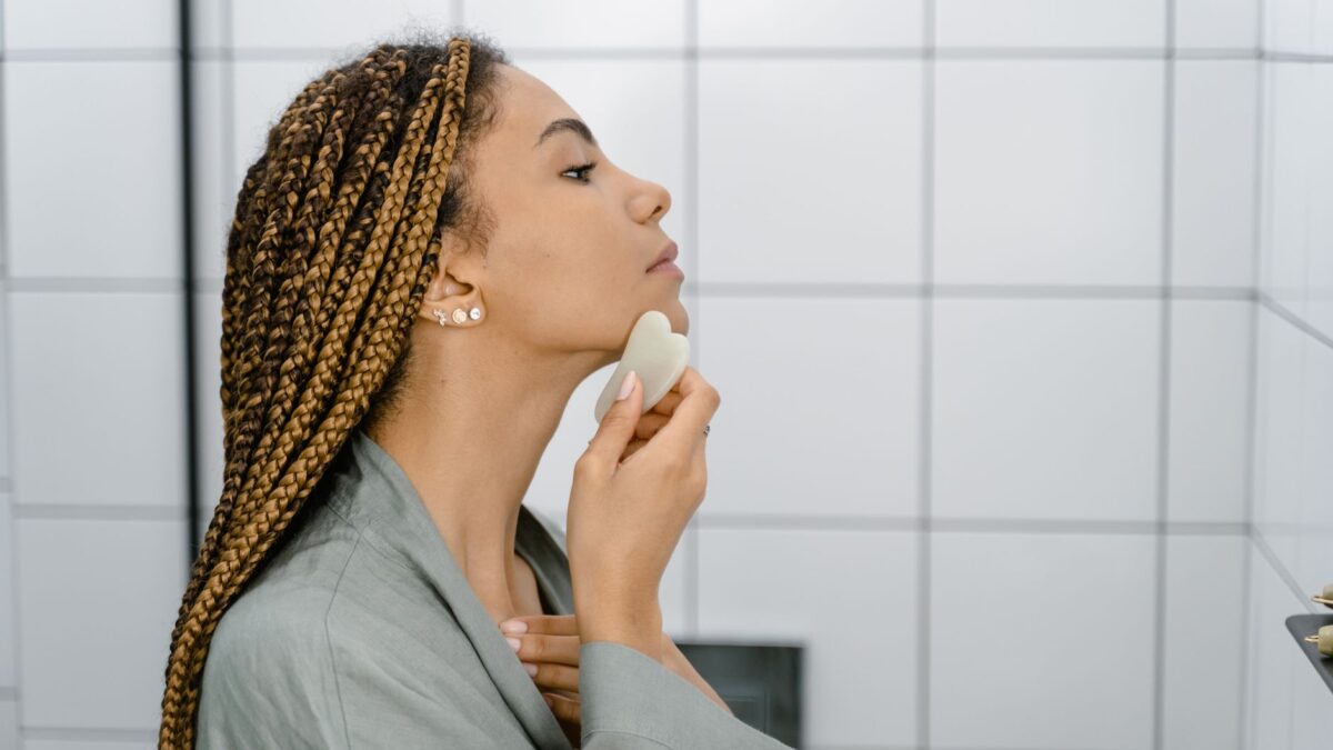 Gua Sha ve Jade Roller (Yeşim Taşı) İle Yüz Masajı Nasıl Yapılır?