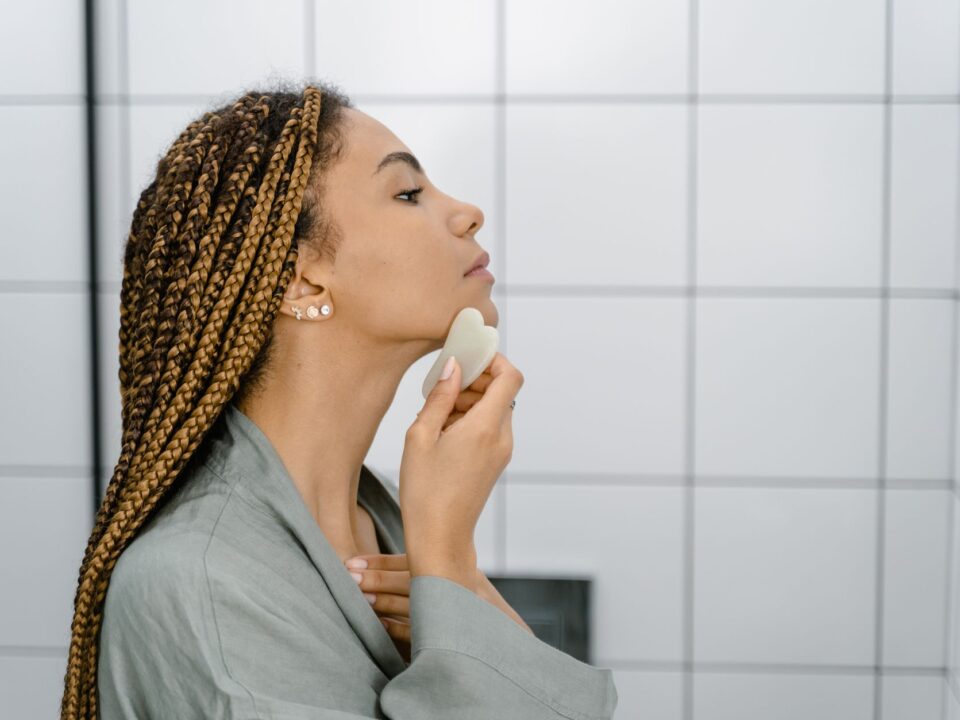 Gua Sha ve Jade Roller (Yeşim Taşı) İle Yüz Masajı Nasıl Yapılır?