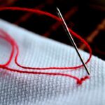 Delinen Veya Sökülen Kıyafetler Görünmez Dikişle (Invisible Stitch) Nasıl Dikilir?