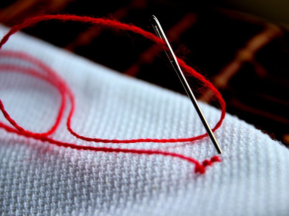 Delinen Veya Sökülen Kıyafetler Görünmez Dikişle (Invisible Stitch) Nasıl Dikilir?