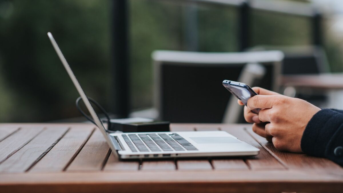Seyahat Ederken İnternet ve Mobil Veri Kullanımı (eSIM ve Yerel SIM Nasıl Alınır?)