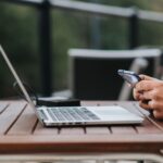 Seyahat Ederken İnternet ve Mobil Veri Kullanımı (eSIM ve Yerel SIM Nasıl Alınır?)