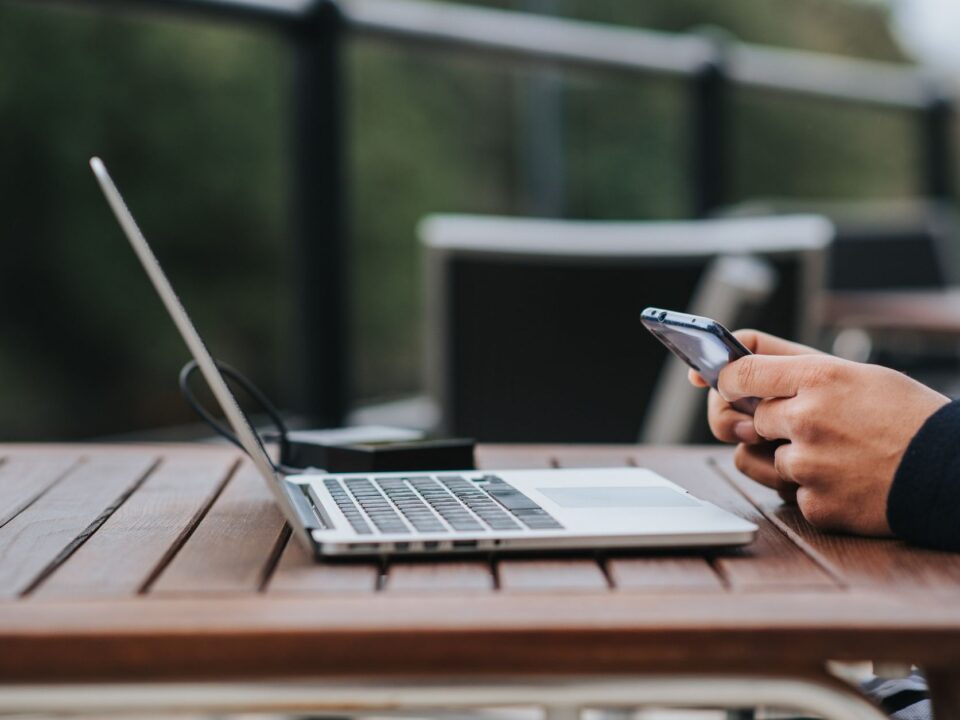 Seyahat Ederken İnternet ve Mobil Veri Kullanımı (eSIM ve Yerel SIM Nasıl Alınır?)