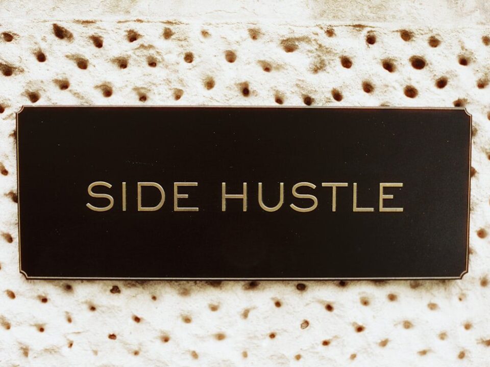 Yan Gelir (Side Hustle) Oluşturma: Tam Zamanlı İşin Yanında Ek İş Nasıl Yapılır?