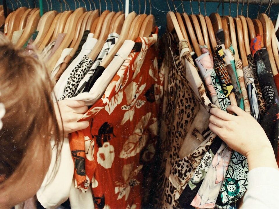 Eski Kıyafetleri Yenileme (Upcycling) ve Kişiselleştirme Nasıl Yapılır?