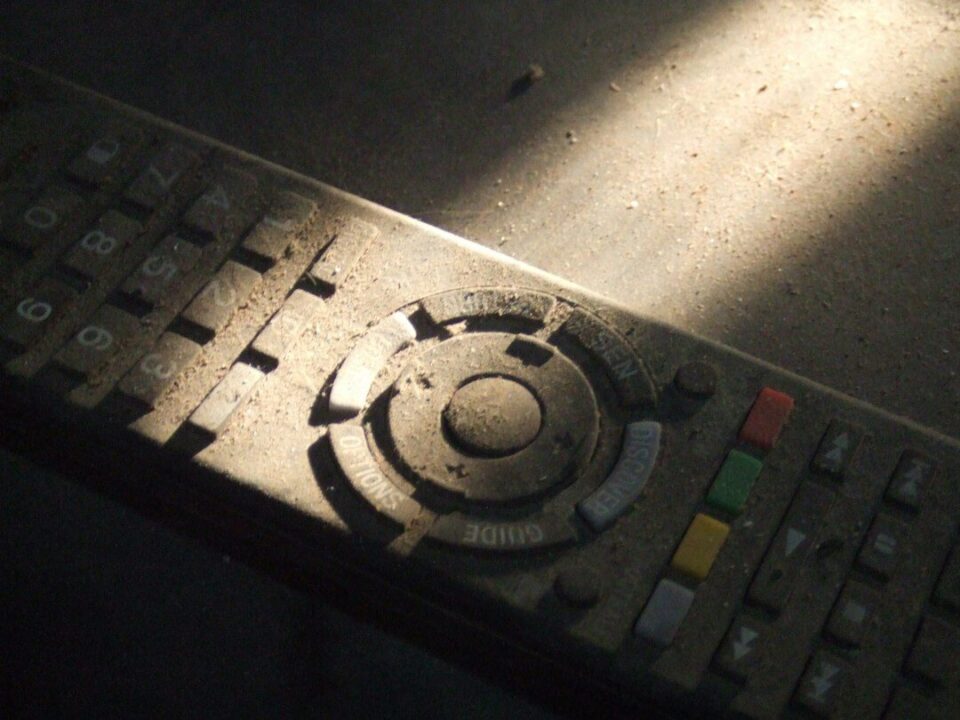 Çalışmayan Televizyon Kumandası Tuşları Ve Oksitlenmiş Pil Yatağı Tamiri